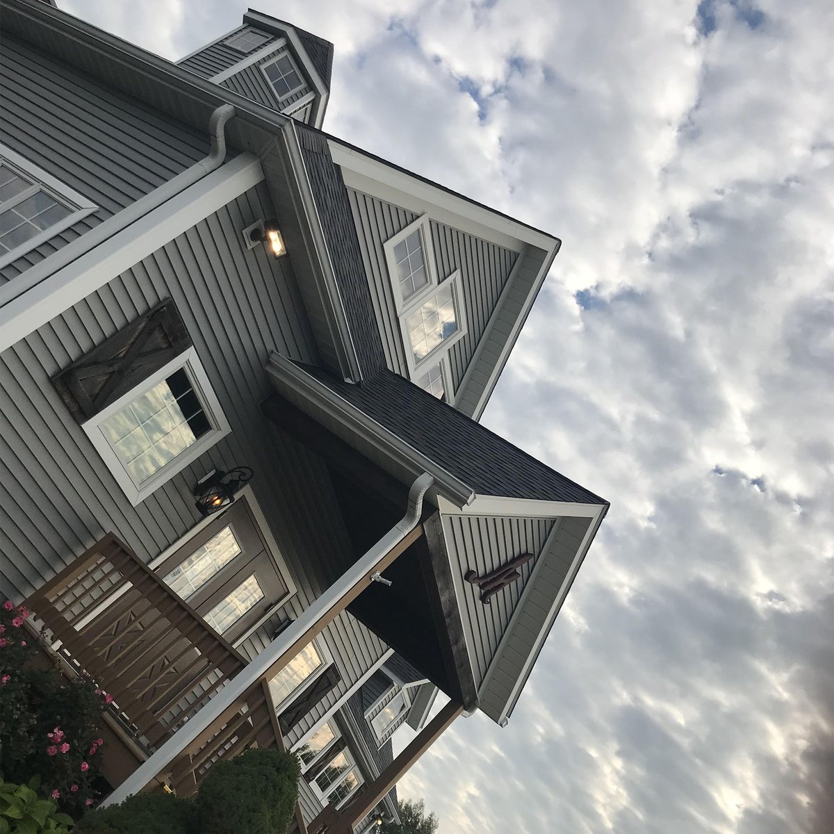 MCellarsOhio's tweet photo. What a view! Come by M Cellars this weekend and have a glass of #ohiowine with us for a perfect fall day 🍷🍂
#mcellars #familyowned #smallbusiness #grandrivervalley #CLEwine https://t.co/rLU1zGCYIk