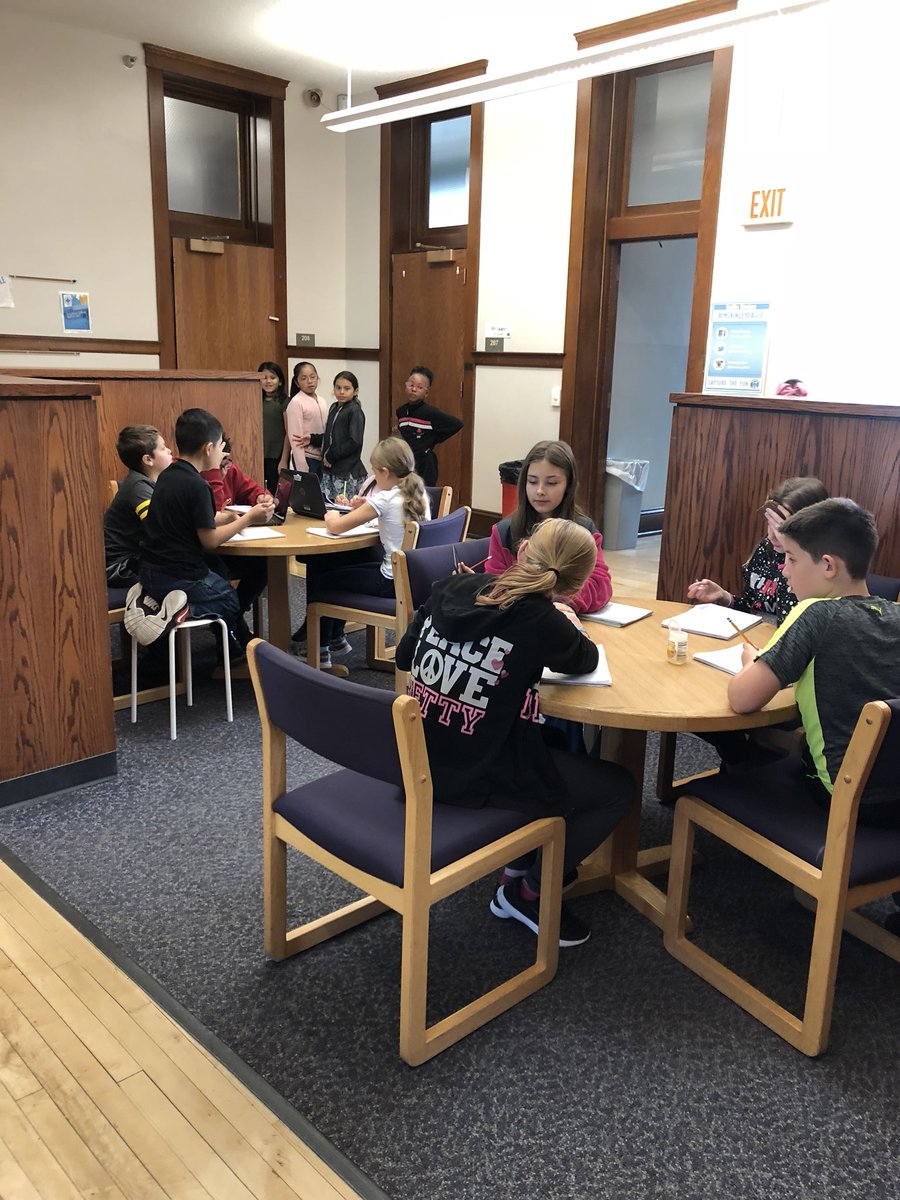 ThieleKaylin's tweet photo. Students constantly learning from each other! They are the real teachers! 🙌🏼 #teamcentered @McKinleyDSM https://t.co/2NnRR7MU5a
