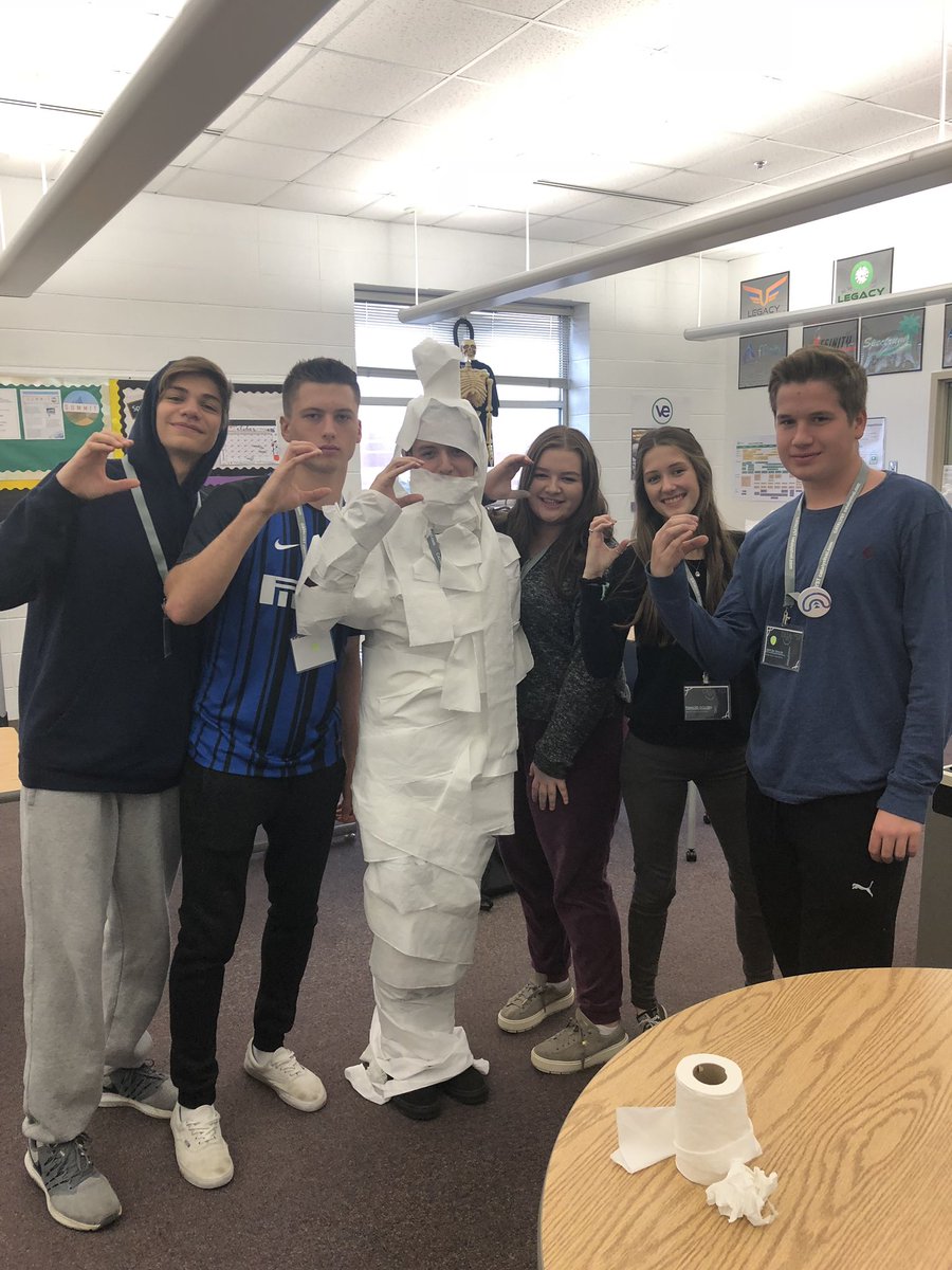 catalystvei's tweet photo. The Catalyst halloween party was a success! S/O to our chiefs for bringing the snacks!🎃 https://t.co/GhZ0EOFgz9
