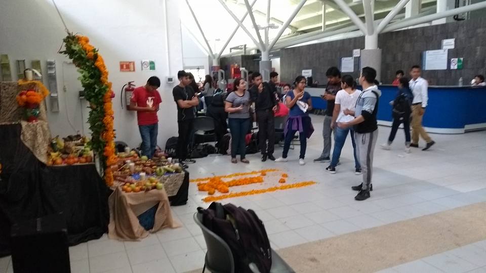 Nuestro altar de muertos dedicado al maestro Sergio Pitol, agradecemos a los alumnos de las experiencias educativas de los talleres, por apoyar con los materiales y su colaboración para la realización