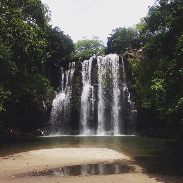 Llanos de Cortés Waterfall is one of the most spectacular waterfalls in Costa Rica. Found just east of Bagaces, it’s the perfect escape from the city. Do you have a favorite waterfall in Costa Rica? Share a pic! #puravidalife