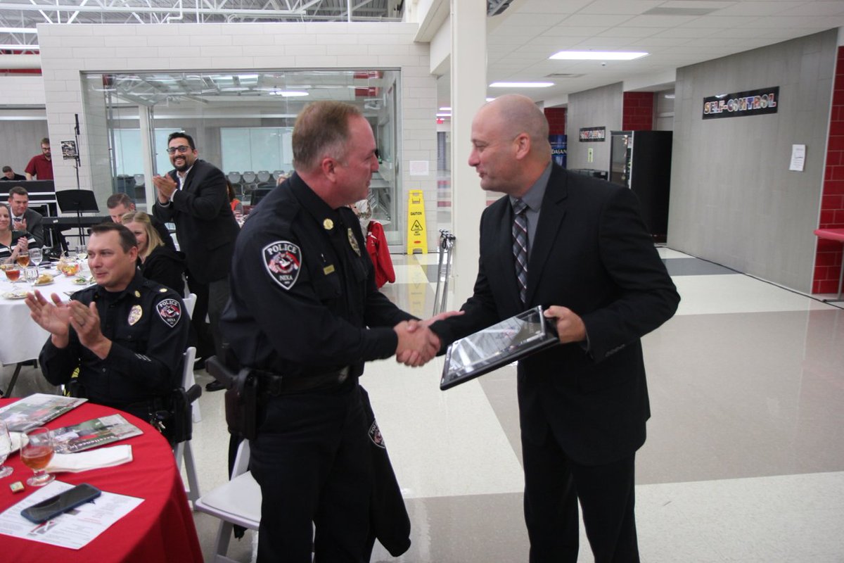 MoLocalVoices's tweet image. RT @CityofNixa Last night at the #Nixa State of the Community Dinner, we thanked Officer Brent Forgey for 25 years of service teaching DARE to Nixa students.