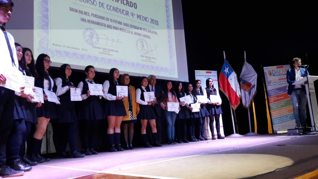 DeproeNuble's tweet photo. Entrega de Beca Curso de Conducir 4° Medio 2018.
DAEM Bulnes, pensando en el futuro de los alumnos hace entrega de está Beca una iniciativa y herramienta más para ingresar al mundo laboral. #ChileLoHacemosTodos https://t.co/FboQmRnvkk