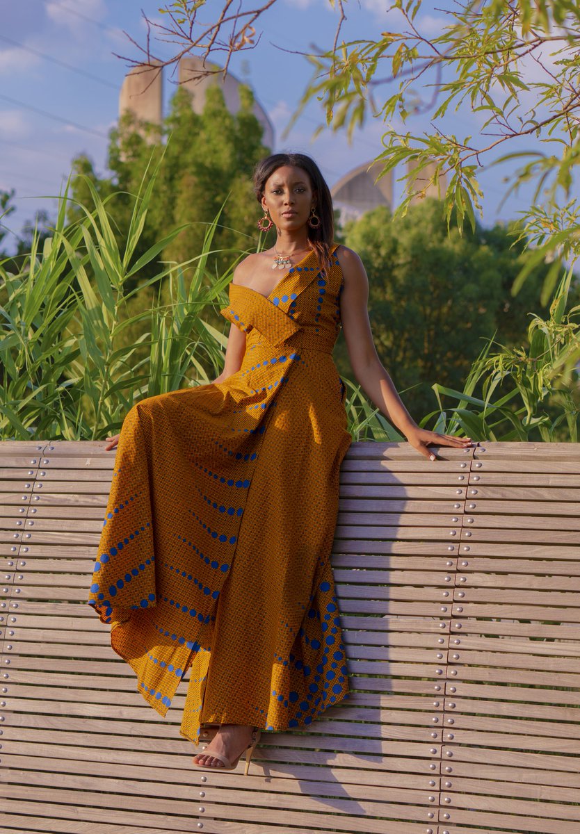 📸  @etat_fabrice_films @jeune_rodrigue
💇🏾‍♀️ 💄Hair/MUA : @anjalibeautyartist
Styliste: @ekiabadou 
Robe : @bazarapagne
Chaussures : @asos
Collier: <a href="/berberism/">A. B.</a>
Boucles: @emissticric