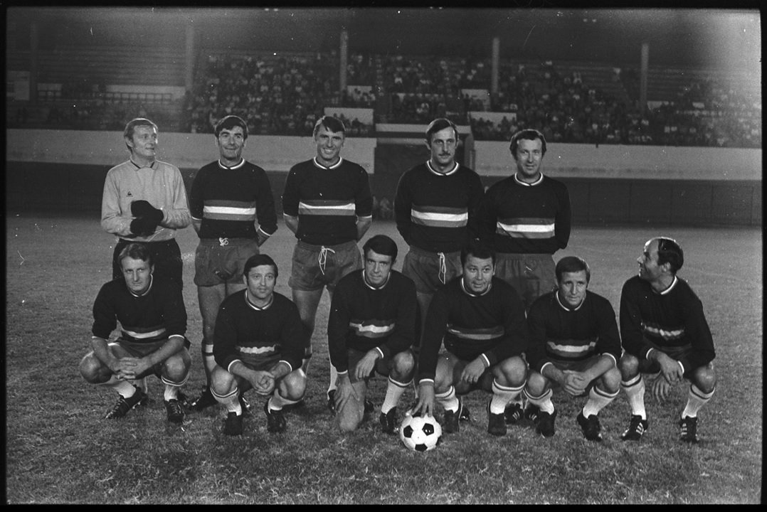 Ecofoot's tweet photo. Au cours de son histoire, l'équipe de France🇫🇷 a souvent suscité la convoitise des plus grands équipementiers. Article Rétro de @ma2thieud, Co-Auteur du Dico des Bleus ➡️ https://t.co/qXuBjtcNx2 https://t.co/5252sClLrS
