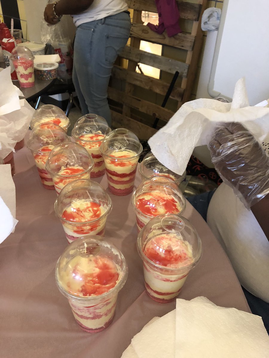 ChatonELASpec's tweet photo. Students practicing entrepreneurial skills @apsDouglassHigh Market Day! https://t.co/8ioE41tEBA