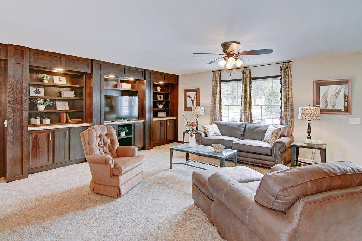 BuffaloModular's tweet image. What do we think of this family room? Loving all the built-ins. #Buffalomodularhomes #modular #modularadvantage #modularconstruction #modulardesign #familyroom #builtins #storage #familyroomdesign #builtinstorage #builtinstoragedesign #WNY #WilliamsvilleNY