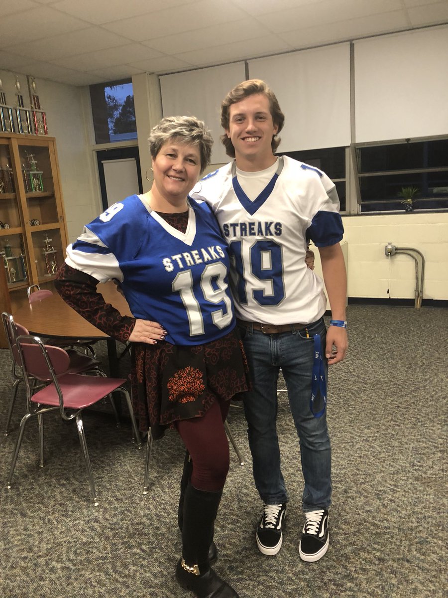 Another “stud muffin” asked me to wear his jersey #gostreaks #BeatMontville