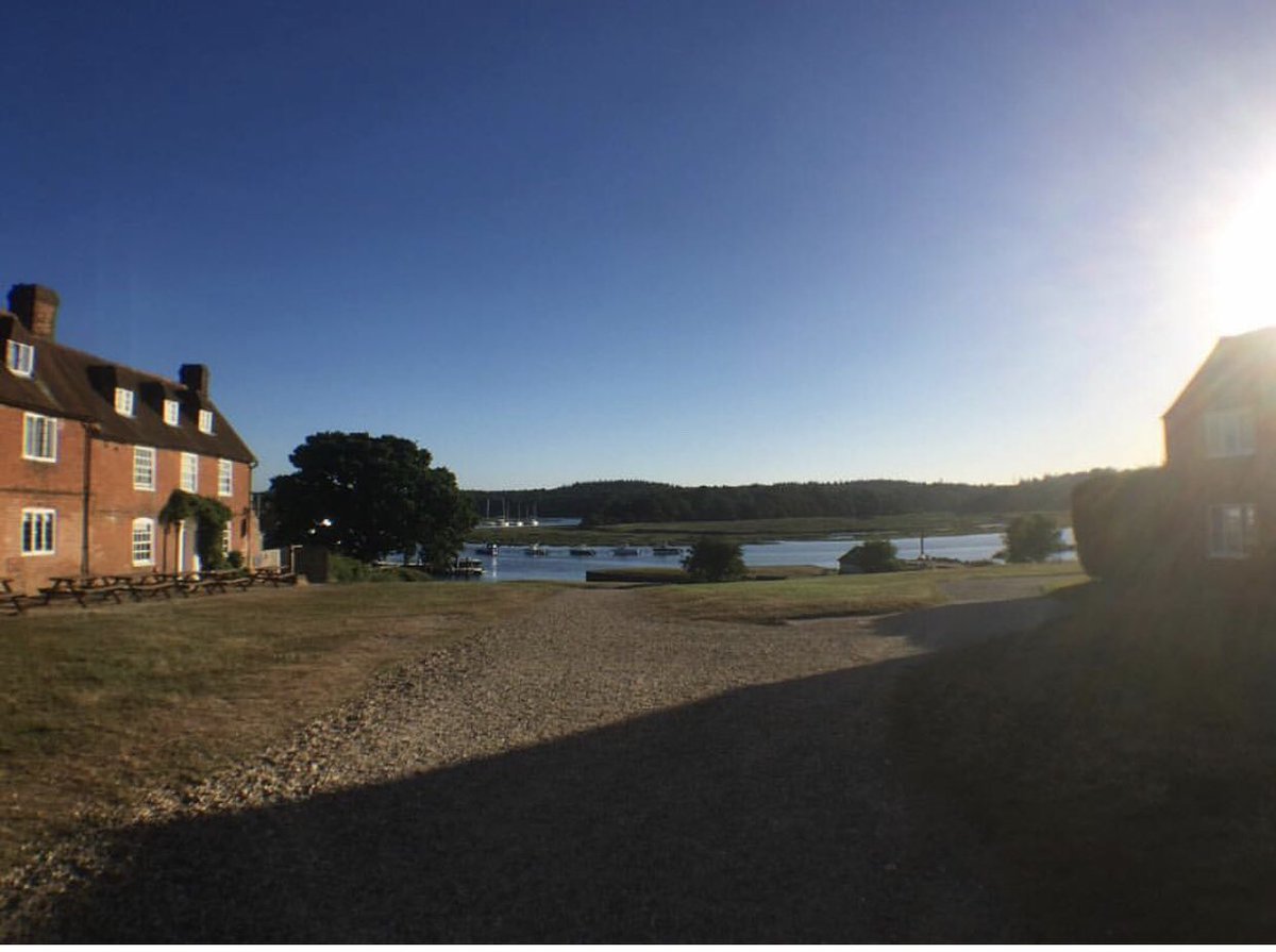 masterbuildUK's tweet photo. Hello wkend... We can oh so see you!  Great shot captured by @HugaaBabysitter 📸 #autumnsunshine #beaulieu #masterbuildersuk RT with someone, give some #fridayvibes                   BOOK a #winterwarmer Break with us https://t.co/KdPZ3PbF0E https://t.co/518f9mIeqG