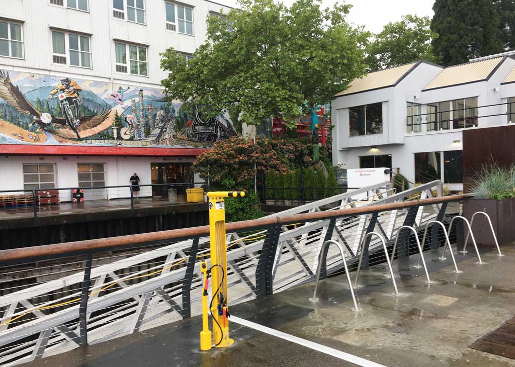 Did you know there's a bike fix it station at the #FootofLonsdale and bike racks? 🚴 #NorthVan #BTWW @WeAreHub https://t.co/B9Ek7TmFt2