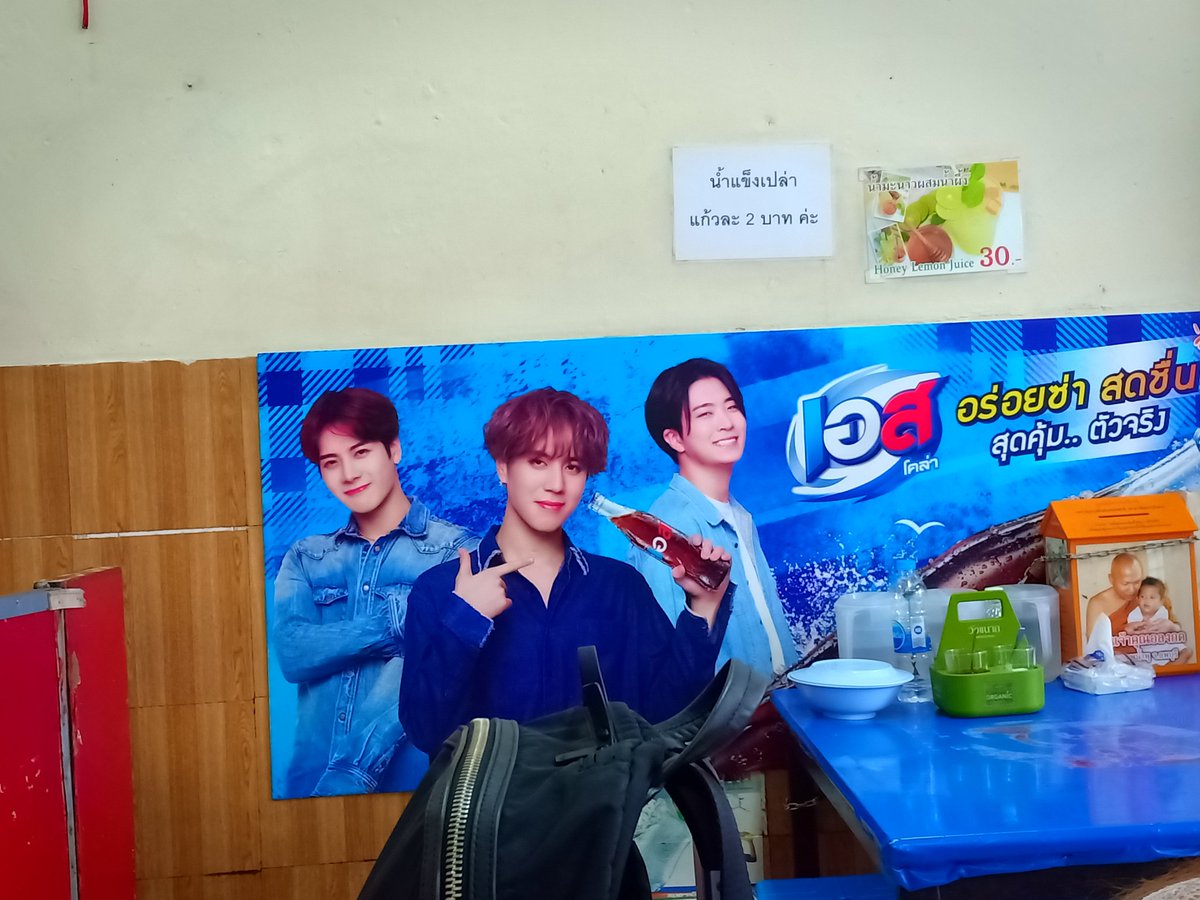Minmcm25's tweet photo. @VictimOfYugyeom อิฉันเป็นซาแซงตามร้านข้าวนั่งกินไปหวีดผู้ไปสวยๆ 5555 https://t.co/MNxrEvHdCk