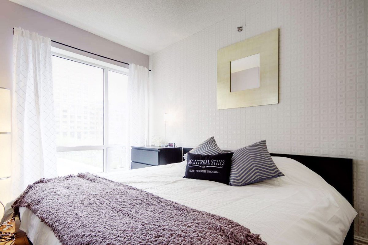 Want to explore #Montreal’s world-famous #festival scene, amazing #museums and #art galleries, all just steps from your front door? The 1009 is your perfect choice! Book Here: buff.ly/2mSA3Ek #mystudiomontreal