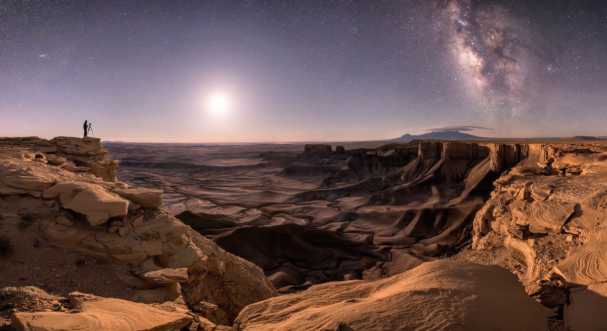 L''Astronomy photographer of the year' 2018 a récompensé Brad Goldpaint pour ce fantastique cliché !
Sur un même plan : un bras de notre galaxie, la Lune, et à gauche... un heureux astrophographe au bord d'un canyon et sous la galaxie d'Andromède !

© bit.ly/2PpZY6g