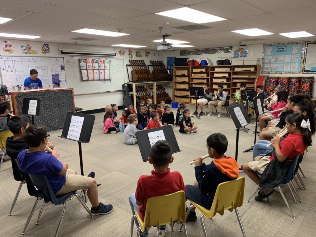 SheffyShefff's tweet photo. Our musical 4th grade #HartfordHuskies showed off their recorder skills to an awesome kinder audience! https://t.co/VbCeNdF8Ch