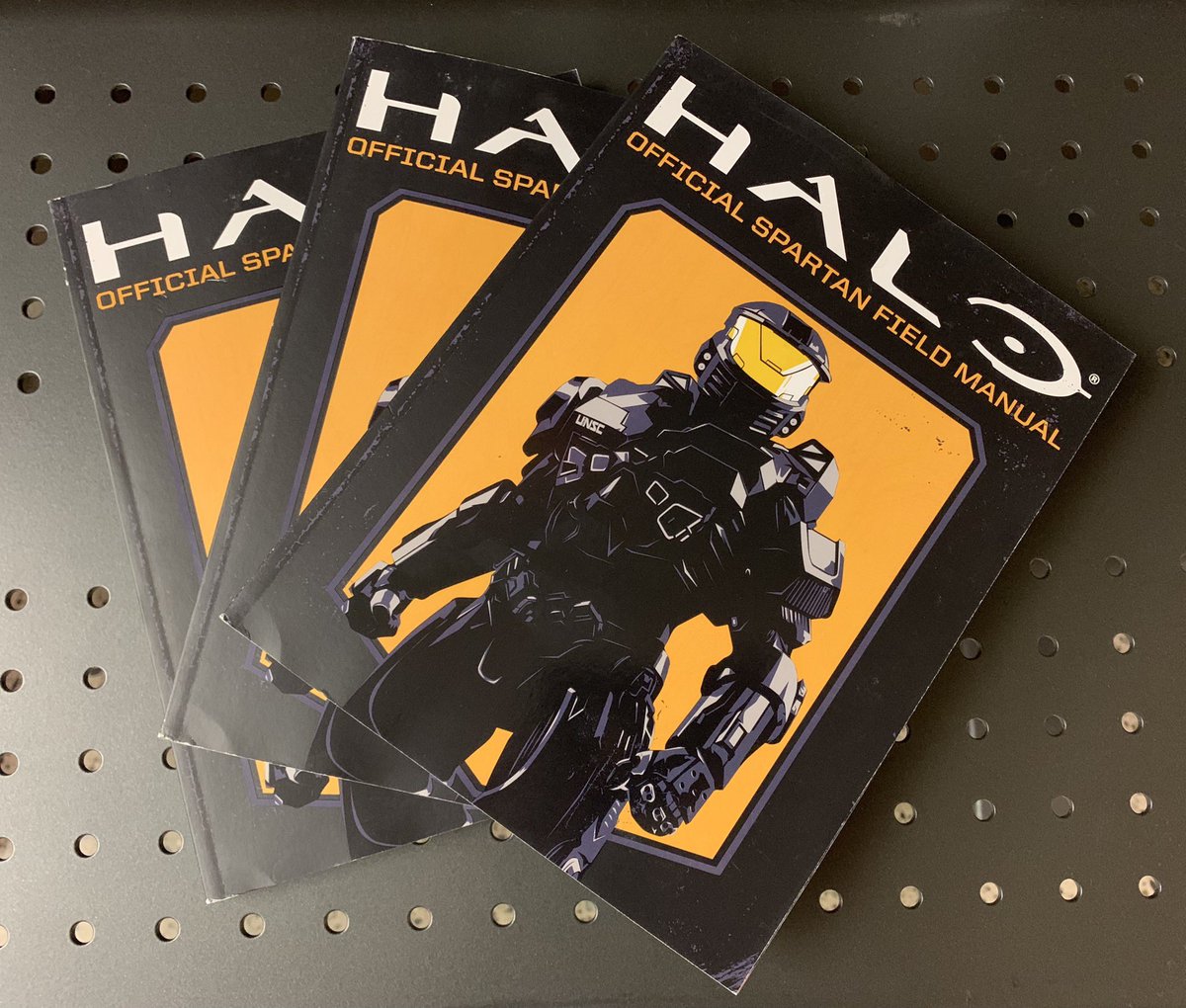 HaloGear's tweet image. We’ve got some copies of the @Scholastic Halo Official Spartan Field Manual signed by author and resident franchise writer Kenneth Peters.
 
Follow &amp;amp; RT for a chance to win! #HaloContest