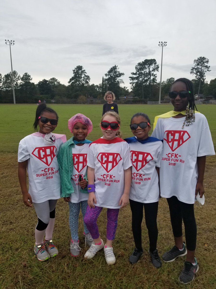 sadejames's tweet image. Volunteering at Chris and Chloe's school Color Run! 🙃 Love the kiddos.😊 #CFK #ColorRun2018 #VolunteerMom