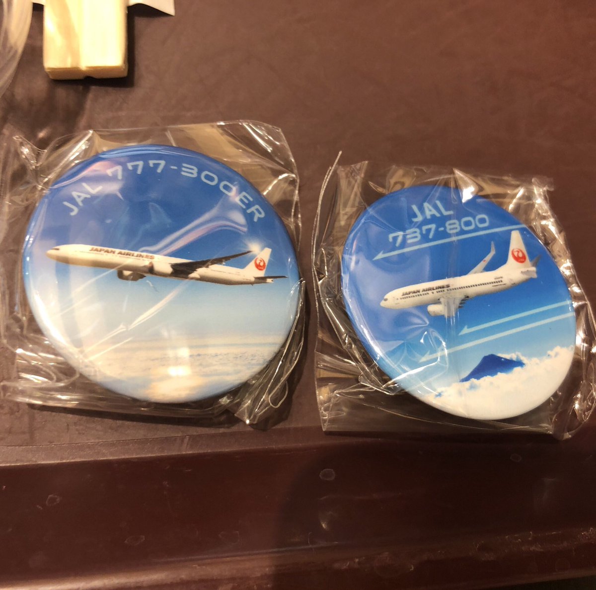 Jal好きバカップル お久しぶりです悠陽です 昨日から東京にお出かけしておりまして 沢山お買い物しました まず岡山空港でタオル 羽田空港flightshopで日本航空グッズ 同じく羽田空港flightshopでガチャガチャ缶バッジ 大好きな日本航空のグッズを沢山