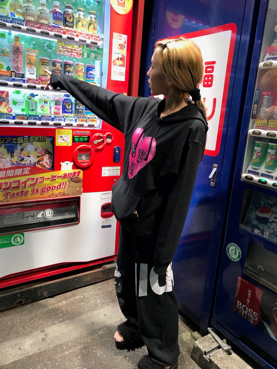 chanmikochan's tweet photo. 大阪ーーー！久々に鉄板神社☺️
美味しいかよー！
ド変態パーカー🤗www https://t.co/2wP2LUM6cJ