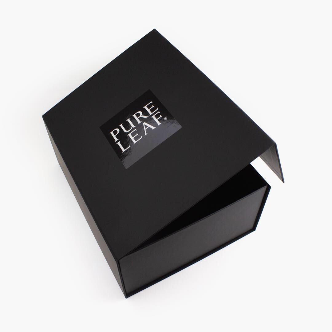 SunpackDotCom's tweet photo. Another Happy Customer ππ»! This turned edge magnetic closure box was made for @SelectDesignLtd. This box has a simple black and white design and it just works. #turnededgeboxes #pureleaf #samplebox #marketingkit #branding #MADEinUSA #packagingdesign #luxurypackaging #Packaging https://t.co/l40JYgyVCG