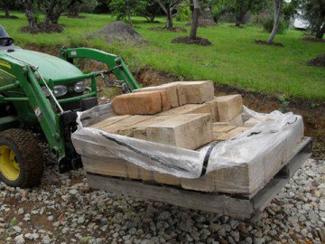 'The forks are a very good companion to the bucket, very easy to change, very versatile, we are very happy with it... So the investment in the forks was no doubt the right thing.'
OG - Mittagong, Australia, John Deere 2320 #artillian #palletforks