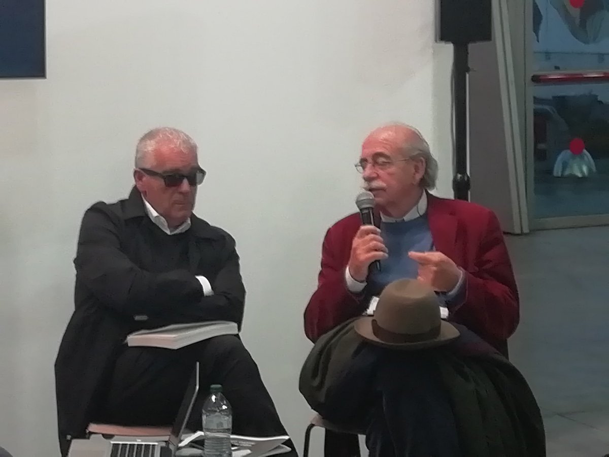 💬 #MarcoScotini: "Il suono è un componente importante nel tuo lavoro, quale ruolo ha?"
Ugo La Pietra <a href="/ilcommutatore/">Ugo La Pietra</a>: "Il suono era dominante in tutti i lavori, le opere diventavano dei micro ambienti interattivi e il suono completava l'ambiente" #Artissima2018