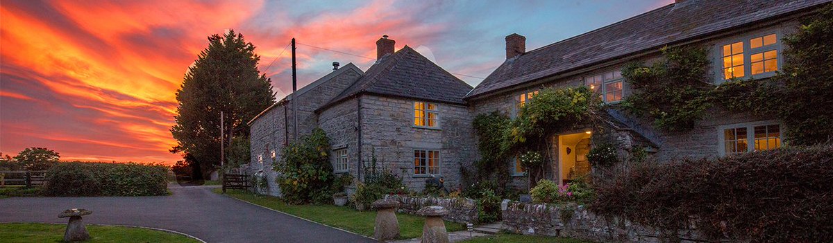 Groupstays_'s tweet photo. Holiday House in the Country Sleeping 14 - https://t.co/Rq16gK104H https://t.co/OXwPefLuMO