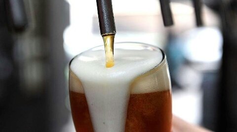 LupiaBar's tweet photo. Pinta de cerveza artesanal a $65 hasta las 21hs ¿Te lo vas a perder? 🍻 https://t.co/UrJRtE9EPe