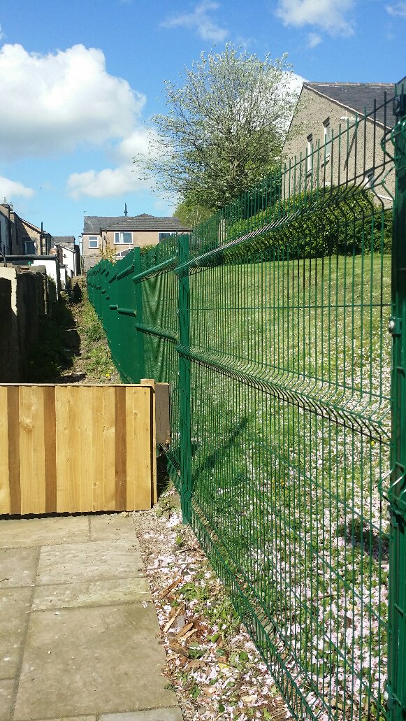 FareFenceNW's tweet photo. Good to see when a previous client requests a price for fencing to be 'similar to the attached pic', and the attached pic is a fence line that we have previously installed.  #fencing https://t.co/mhwde1Si25