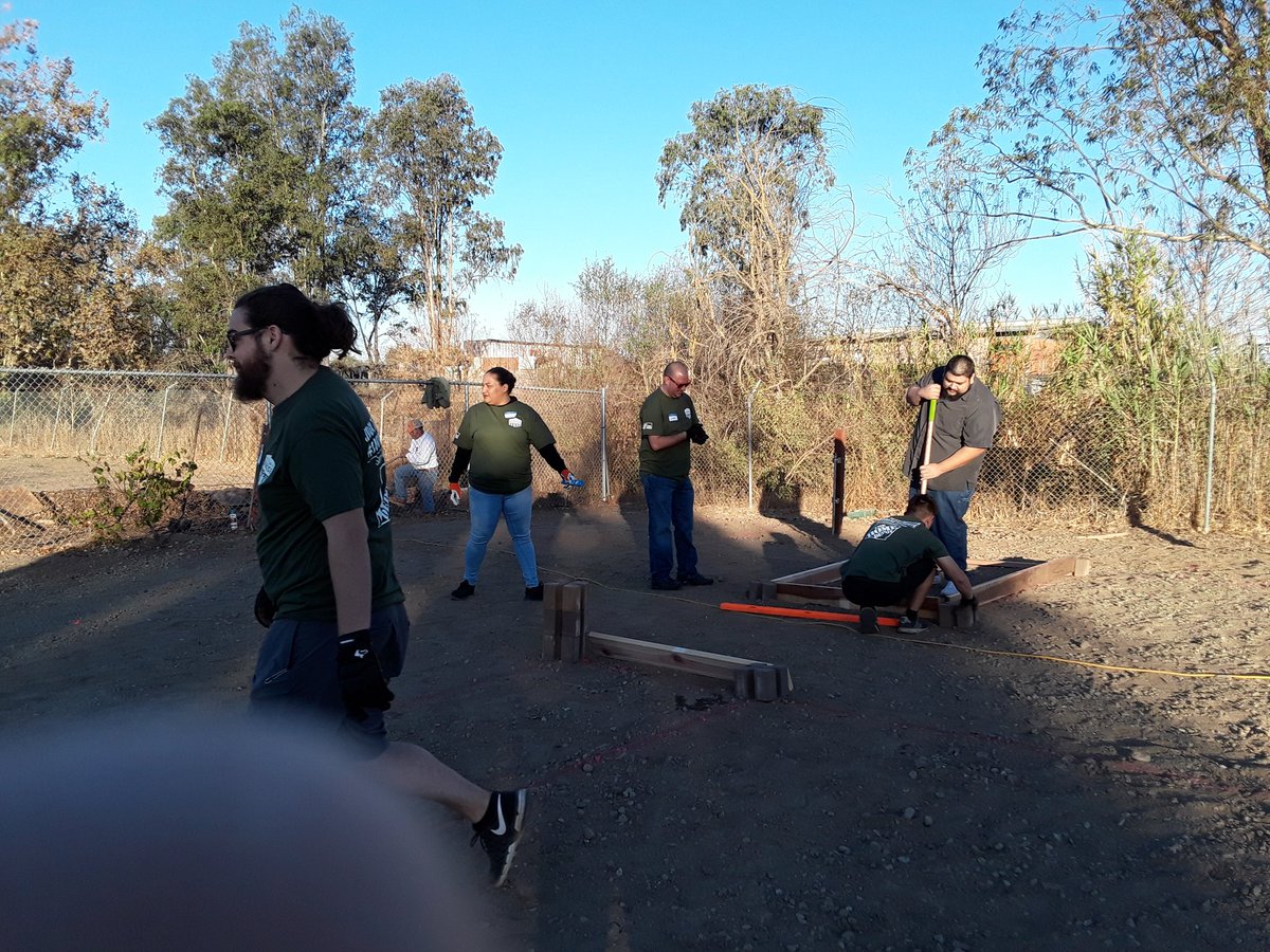 LeslieCruz915's tweet photo. #team8572 serving our veterans @ #operationfreedompaws with building flower beds, sheds & benches. @Josephareyes83 @ChrisNana8572 @AntonioQ8572 @SteveWoodsHD @EricHansen_8572 @FreightHd8572 @crazy4that20 @MarkB_46 https://t.co/Jj282kFBHd