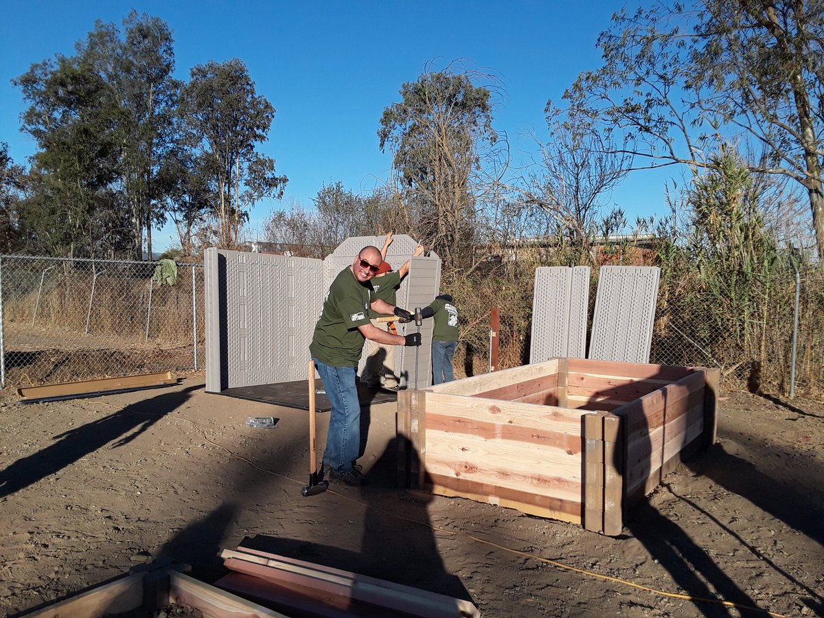 LeslieCruz915's tweet photo. #team8572 serving our veterans @ #operationfreedompaws with building flower beds, sheds & benches. @Josephareyes83 @ChrisNana8572 @AntonioQ8572 @SteveWoodsHD @EricHansen_8572 @FreightHd8572 @crazy4that20 @MarkB_46 https://t.co/Jj282kFBHd