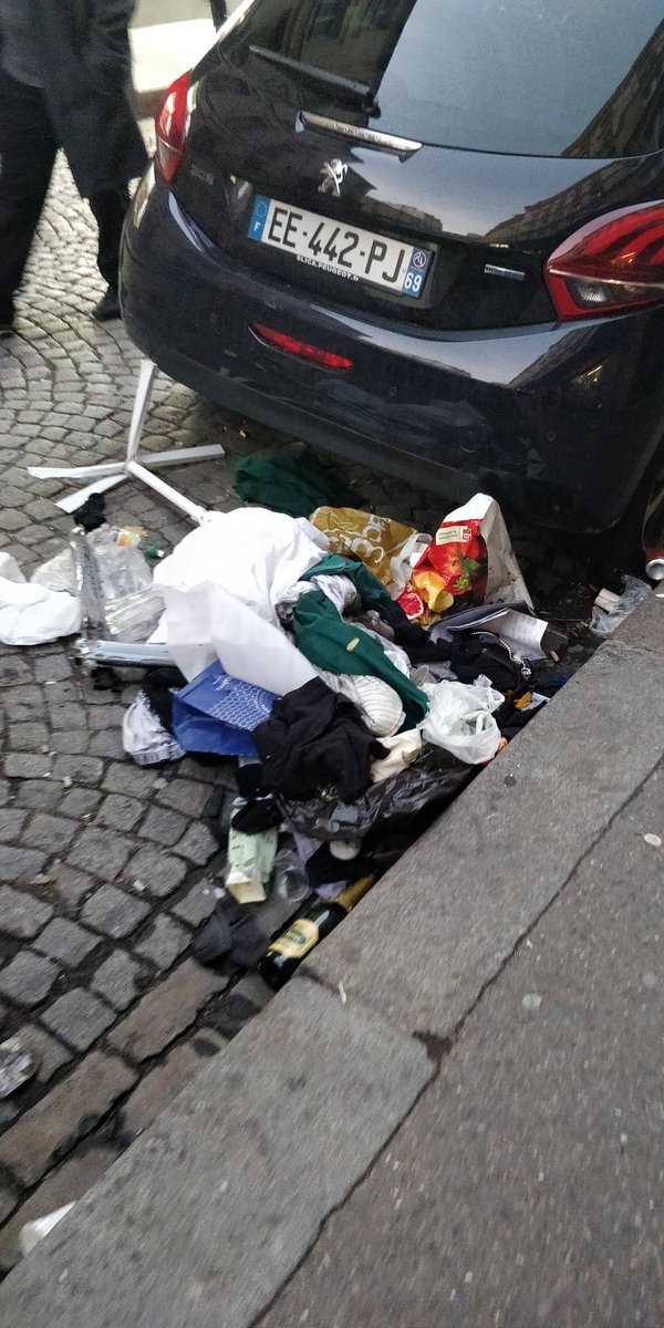 SoWathh's tweet photo. Bas de Montmartre, un 02 novembre. Une nouvelle carte postale @mairie18paris ? https://t.co/syrBEKFr6C