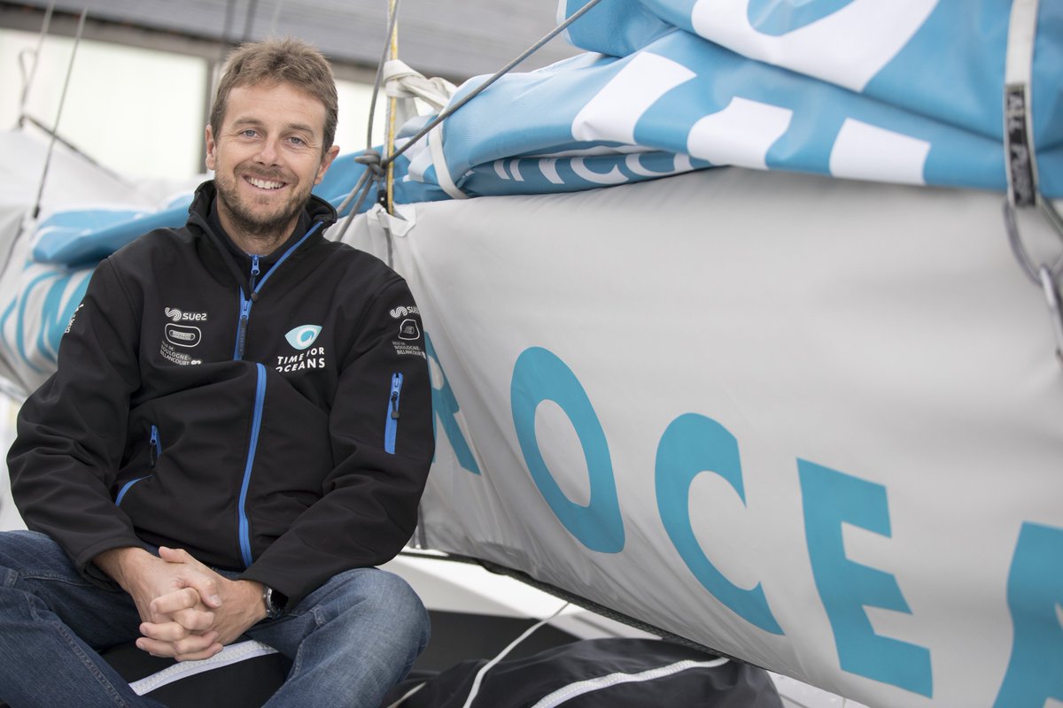 stephlediraison's tweet photo. Dimanche, Stéphane prendra le départ de la @routedurhum à bord de #timeforoceans face à 19 concurrents de la classe IMOCA. 
👉🏼 Rencontre avant l’entrée dans l’arène.
https://t.co/PE8PR6yZWU https://t.co/VRpPdc8EtI