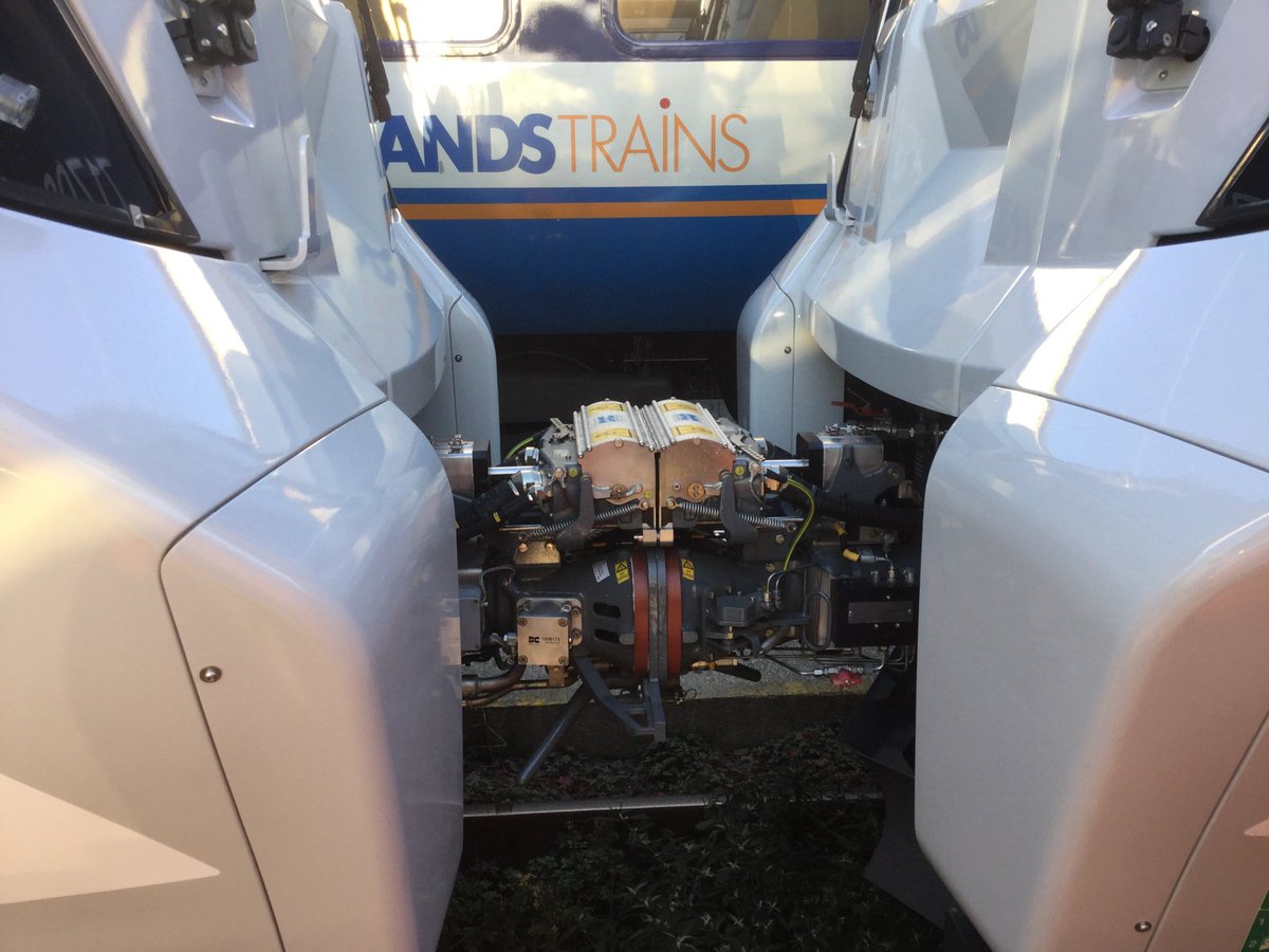 13milepost's tweet image. Ooooh ! 12 car #Class717 , #Dellner #Togetherness #GreatNorthern ⚡️ @sparkyscrum  #Tripcock removed💥