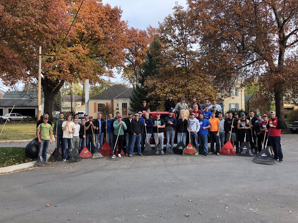 AGR_Nebraska's tweet image. Yesterday afternoon we completed our annual Rake and Bake community service event with FarmHouse. During this event we rake leaves in the neighborhood between our two houses and then have a grill out with the neighborhood and the men of FarmHouse. #MakingBetterMen #RakeItUp