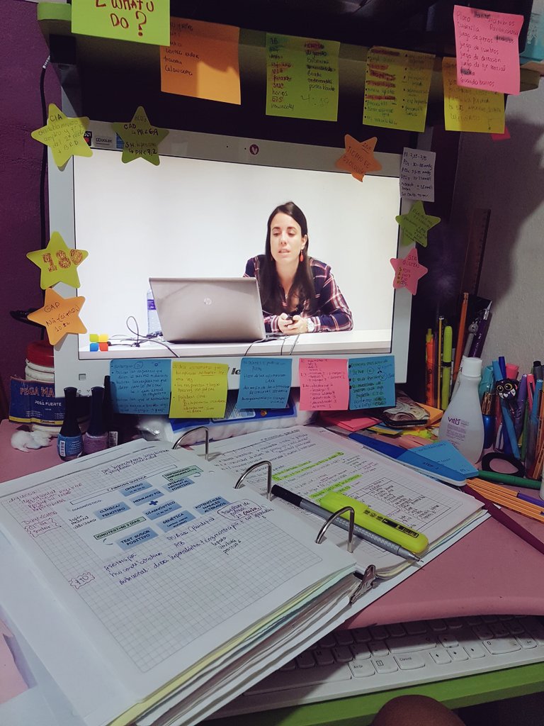 Wandys24's tweet photo. 6 HORAS de clase😐 la profe ha dicho q hemos sido el grupo q más ha aguantado esta clase y ha alcanzado a repasar más temas😅 supongo q pq estabamos desde la comodidad de nuestras casas, ventajas del #ConcentraMIRStreaming #2MIR19 nada aburrida y muy productiva😍 @CTOMedicinaES https://t.co/lup1f7mLDK