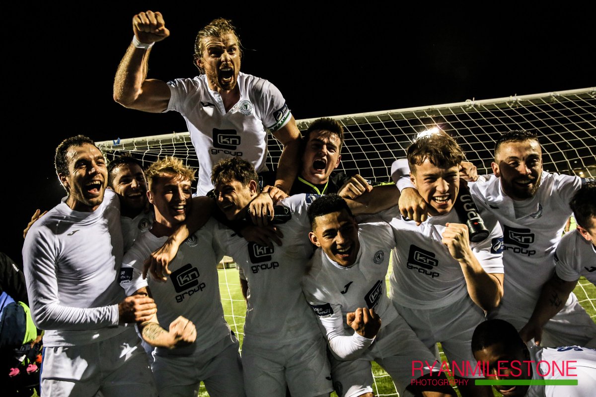 ryanmilestone's tweet image. @FinnHarpsFC Players celebrate after gaining promotion to the Premier Division @ExtratimeNews