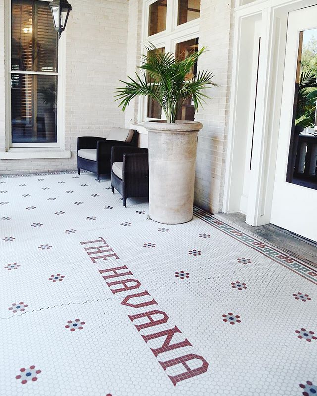 Make an entrance. We can't wait to see you! ✨📷: @alisonmarlborough #havanasanantonio #bunkhousehotels