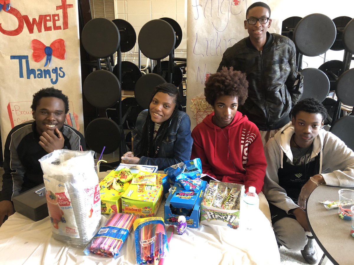 barryblackmonII's tweet photo. Market Day @apsDouglassHigh 🍭+🧁+💛=💵 supported by @YE_National entrepreneurship lessons on applied 📊 principal entrepreneurship! 💫 #realworldlesson #mymoneyisyourmoney #supply #demand #astropride @APSCTAE https://t.co/ODsqlqFrBh