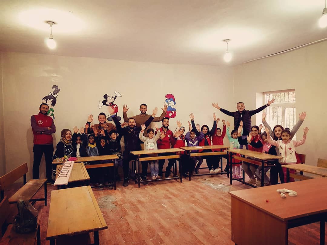 damlahakkari's tweet photo. Bugün etkinliğe gittiğimiz okulda ,okulun duvarlarını onarip çocuklara hediye ettik daha sonra hep birlikte oyunlar oynayarak,halay çekerek,yuzboyama yaparak günü tamamladık.💧💧
#DamlaProjesi
#HakkariGM https://t.co/kQJO1WQUG9