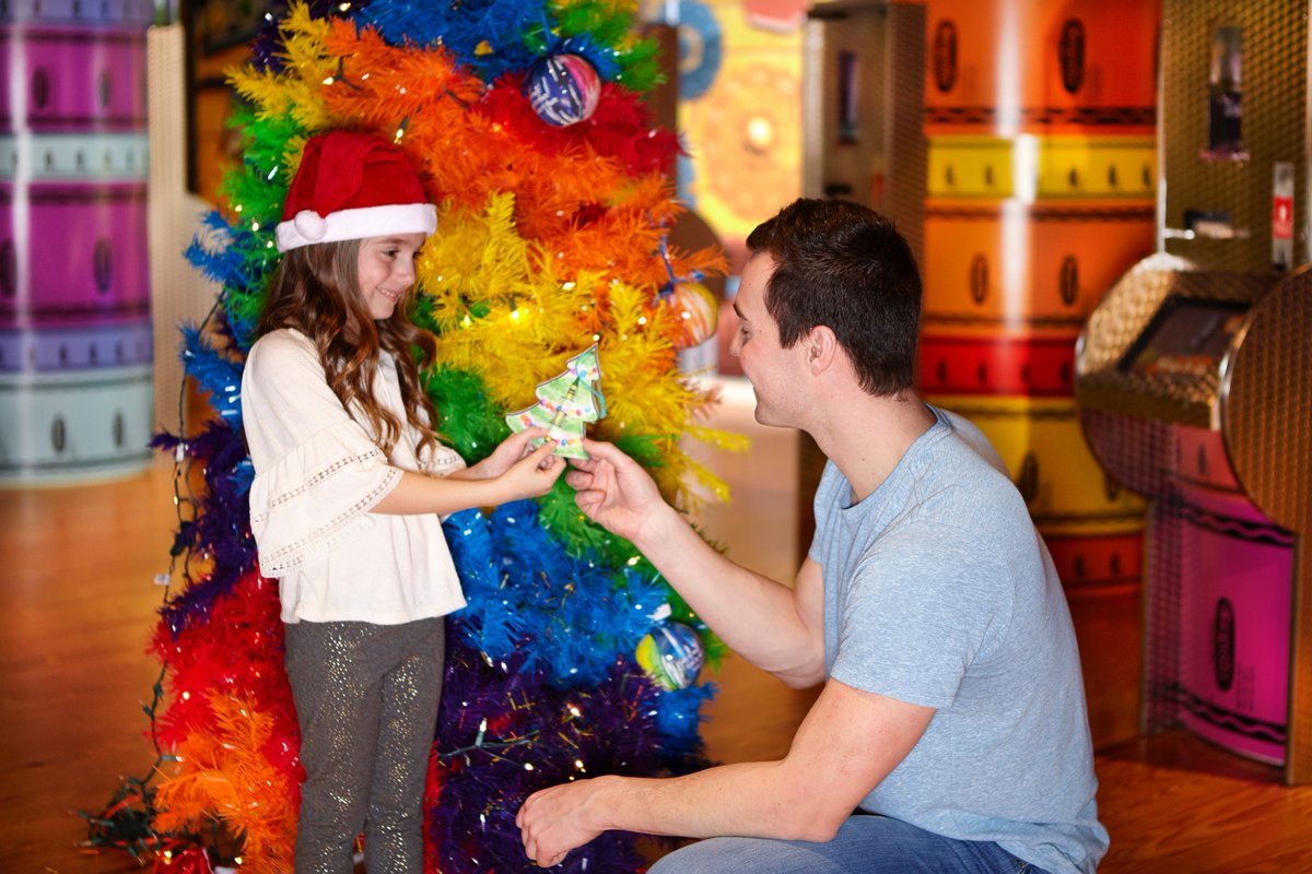 Kissimmee's tweet photo. Fill this season with color and create gifts from the heart at @visitcrayolaORL. #HandmadeHolidays begins November 17 and runs through January 6. Guests will be able to mold an elf with #CrayolaModelMagic, color and craft a handmade pop-out card, and paint festive garland. https://t.co/ShXenR1phz