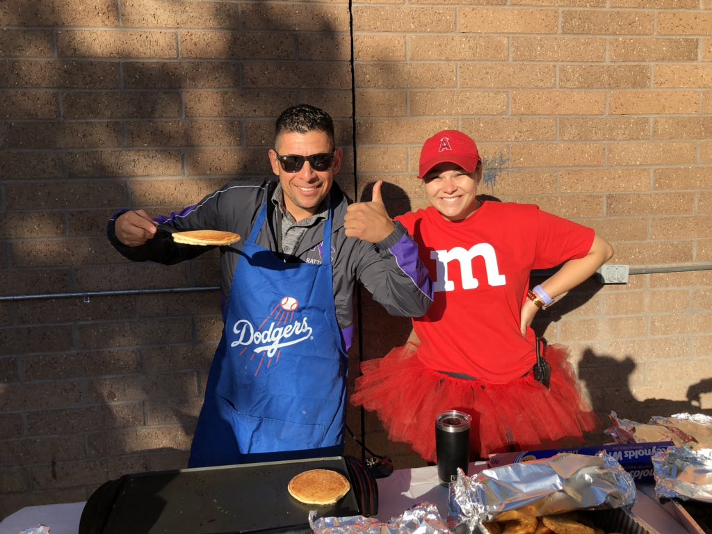 danceline17_18's tweet photo. Thank you for the amazing breakfast 💛 Danceline seniors appreciate it! #seniors #ClassOf2019 #happyhalloween https://t.co/NPVZAEezE9