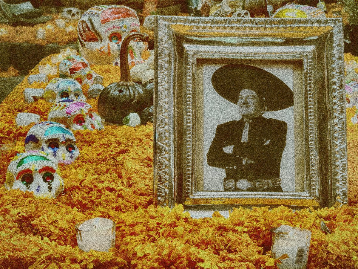 discorayadomx's tweet photo. México está lleno de tradiciones y colores... y su música ni se diga. ¡Feliz día de los muertos! 💀🕯🌺
#DiscoRayadoBlog #Mexico #MusicBusiness #CDMX #DiaDeLosMuertos #IndustriaMusical https://t.co/YM2cvAe2Y2