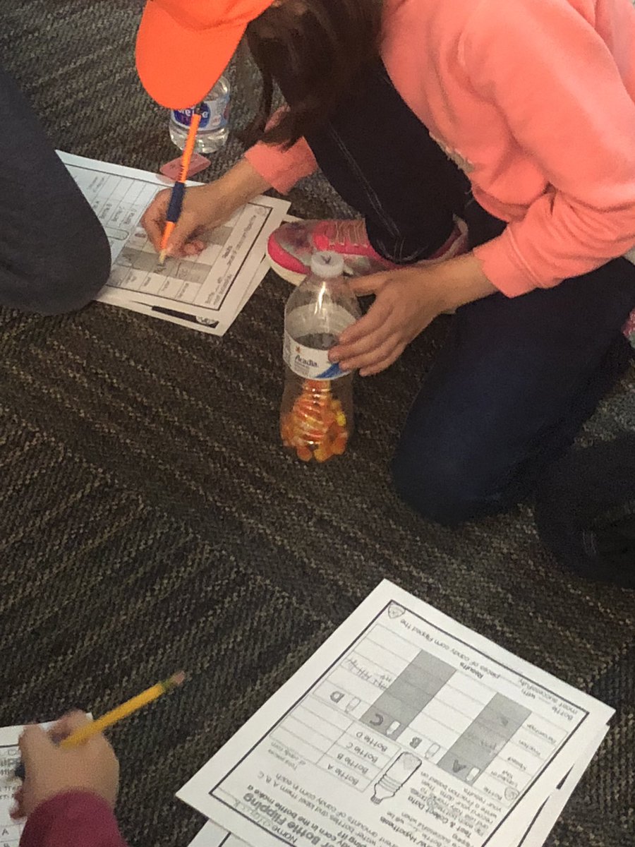 MrsWLovesToRead's tweet image. #SpookyStem in 3rd grade at Friendship! #STEM #creativeminds