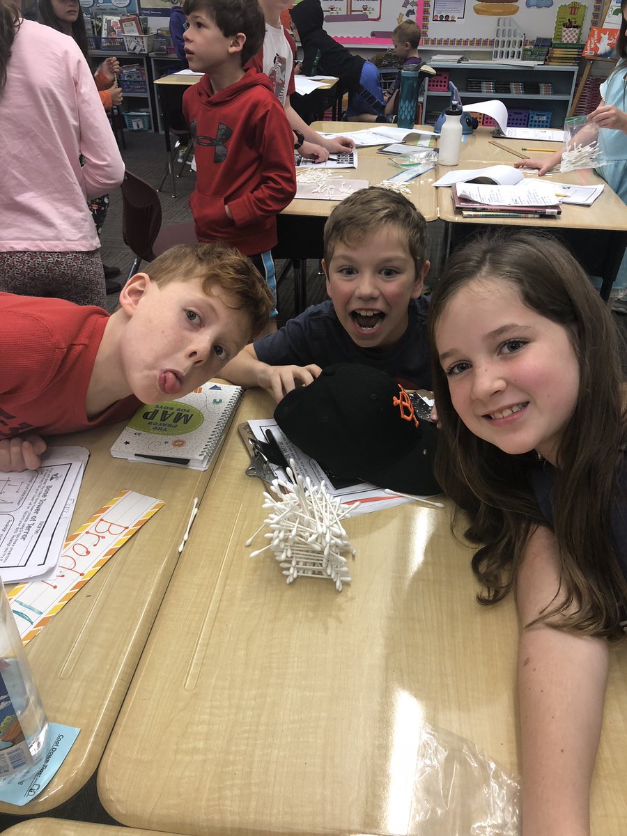 MrsWLovesToRead's tweet image. #SpookyStem in 3rd grade at Friendship! #STEM #creativeminds
