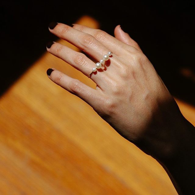 Nuevo anillo favorito en mis manos.