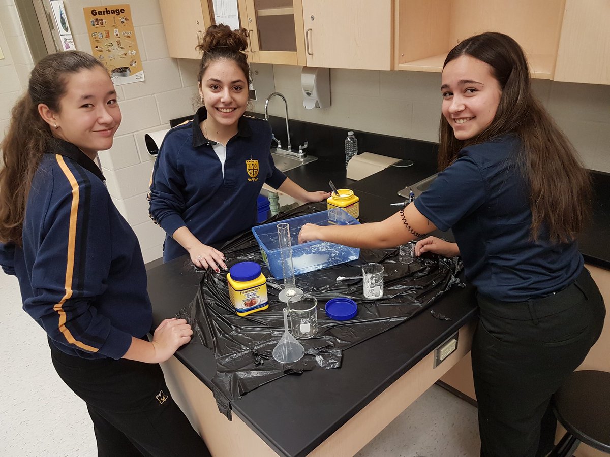Devils_Agenda's tweet photo. @StMikesSTEM Ooooooo... Oobleck @stmikesbolton @StMictv https://t.co/0n273zLQ3z