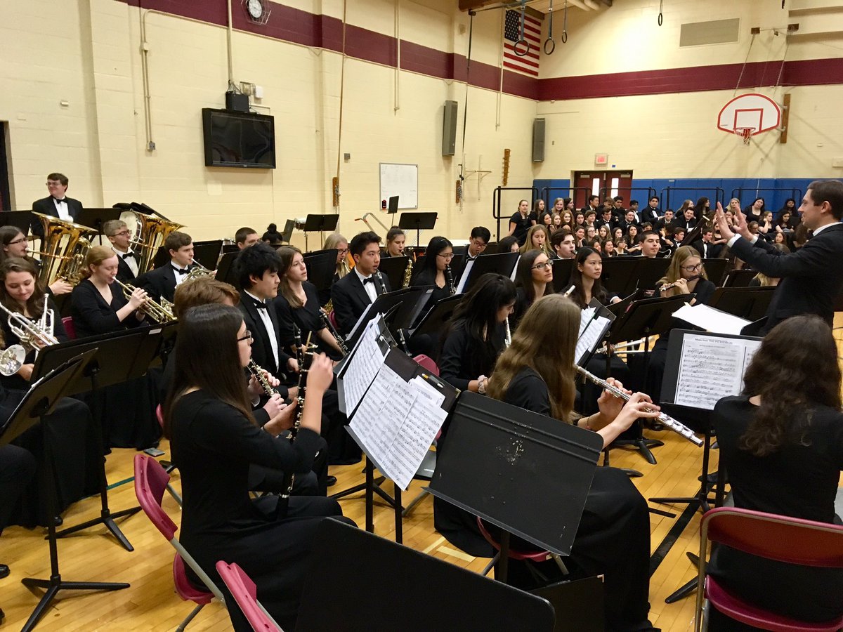 d28bands's tweet photo. We started our day today with performances from the @gbnband, orchestra, and choir! It’s a pleasure to host these fine performers, and to see so many of our @NBJH_D28 grads continue to thrive in music! #d28bands  #tlc28 @D28Northbrook https://t.co/zWTrqqebHX