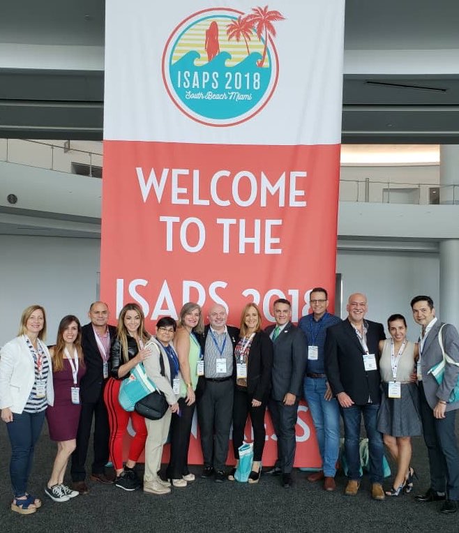 DrGaboMedina's tweet photo. En la grata compañía de parte de la delegación de colegas venezolanos 🇻🇪 presentes en #ISAPSMiami2018
#ISAPS
#ISAPS2018
#ISAPSPlasticSurgeons
#ISAPSMiamiCongress2018
#PlasticSurgeons
#CirujanoPlastico
#Miami
#VenezolanosEnMiami
#CirujanosVenezolanos
#MiamiBeachConventionCenter https://t.co/5Qp2VY2Yao