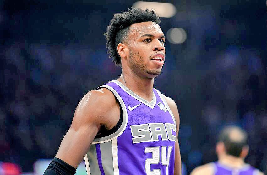 TheHoopCentral's tweet image. Buddy Hield over the last 5 games
➖➖➖
🔘23p, 7r, 2a, 10/20 FGM, 3/6 3PM
🔘22p, 5r, 2a, 1b, 8/17 FGM
🔘23p, 8r, 5a, 2s, 8/14 FGM, 4/6 3PM
🔘25p, 11r, 3a, 9/15 FGM
🔘27p, 5r, 6a, 2s, 10/17 FGM, 5/7 3PM

🔘5-0

Buddy is having a breakout season, leading the Kings to a 6-3 record.