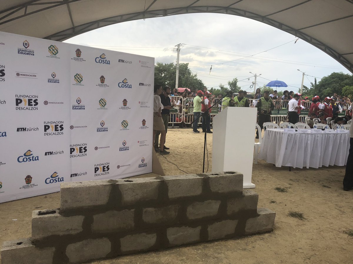 fpiesdescalzos's tweet photo. Emocionados y listos esperando a nuestra fundadora @shakira para la presentación del nuevo colegio en Villas de Aranjuéz https://t.co/6vG2xj7XNa